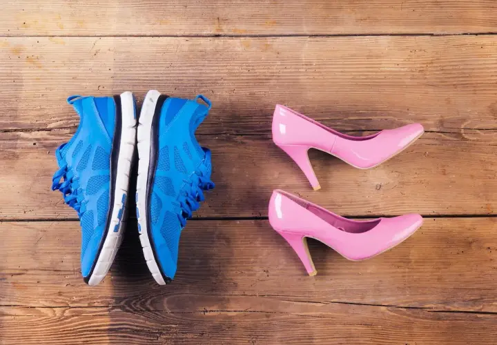 Baskets bleues et escarpins roses sur fond de bois. Comment mesurer la hauteur d'un talon ?