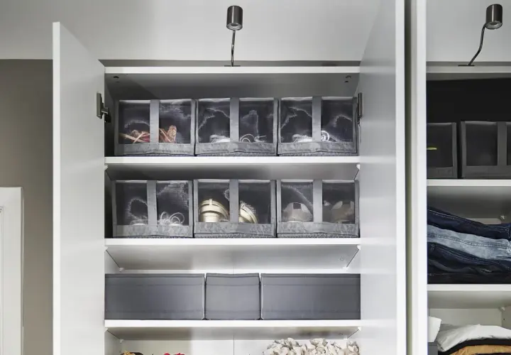 Comment ranger ses chaussures avec les boîtes : des paniers en tissu gris transparent permettent de voir le contenu et de garder vos chaussures organisées dans une armoire.