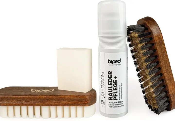Kit pour savoir comment nettoyer du nubuck clair : brosse en bois, gomme et spray protecteur.