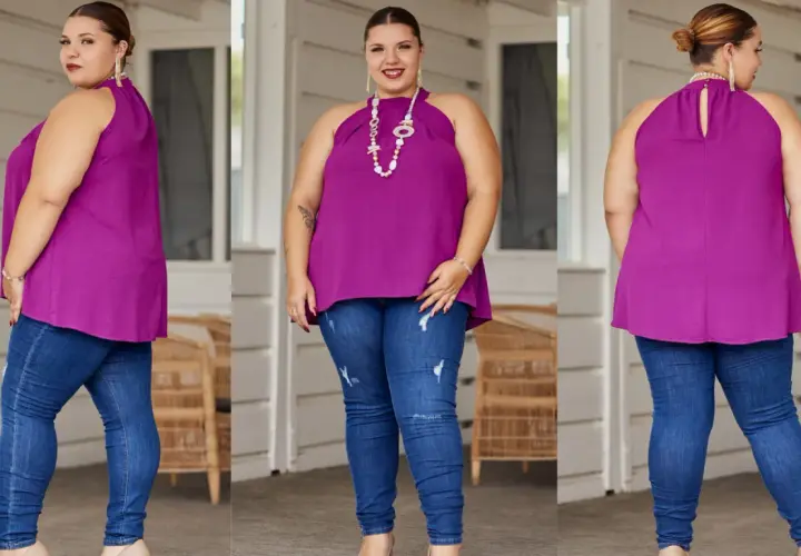 Une femme porte un haut violet et un jean skinny. Elle montre quel jean quand on a du ventre, un style flatteur et confortable.