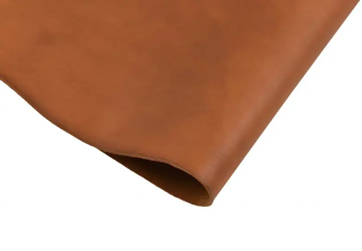 Un morceau de cuir tannage végétal, souple et d'une belle couleur noisette, prêt à être transformé en objet artisanal.