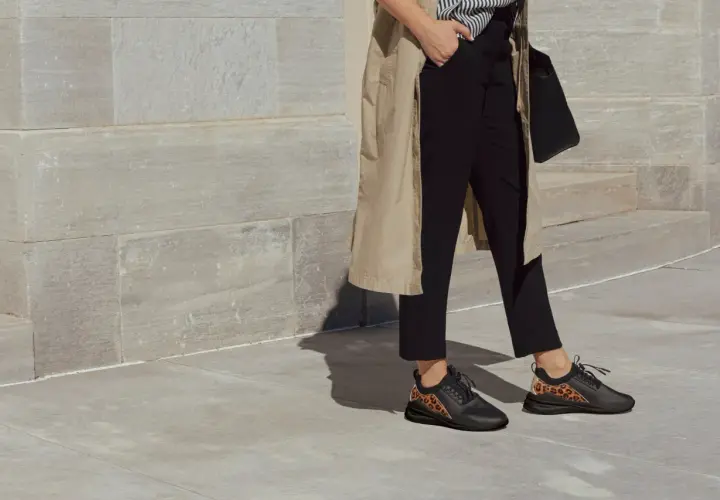 Quelles chaussures avec une combinaison noire ? Des baskets noires avec des détails léopard, parfaites pour un look chic et audacieux.