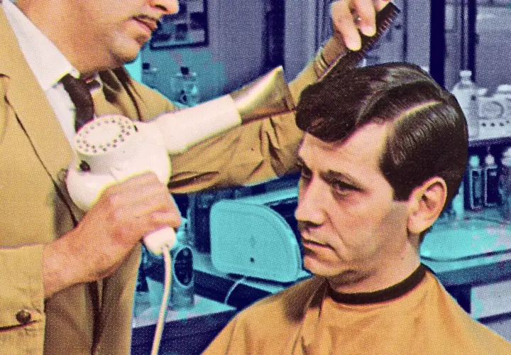 Coiffeur utilisant un sèche-cheveux pour **retendre du cuir** sur la coiffure d'un client.