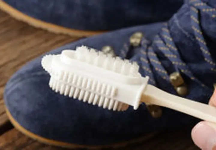 Brosse à double face pour nettoyer le nubuck. Une question courante est : peut-on graisser du nubuck ? Non, le nubuck se brosse.