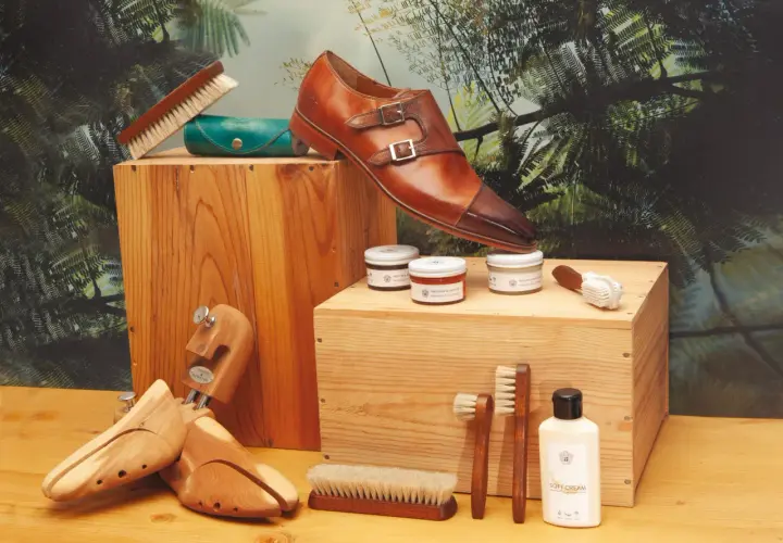 Un soulier élégant, des formes à chaussures, des cirages et brosses : tout pour savoir pourquoi cirer ses chaussures et les garder impeccables.