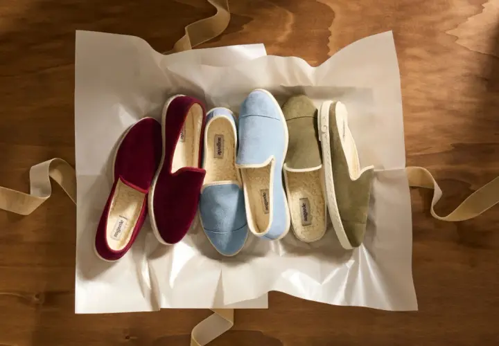 Chaussures d'intérieur confortables en matière suède, de couleur bordeaux, bleu ciel et kaki, doublées de sherpa.