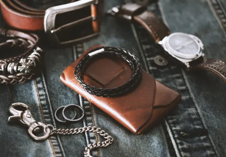 Accessoires en cuir : montre, ceinture, portefeuille, bracelets et bague. Apprenez comment nettoyer un bracelet en cuir pour le garder comme neuf.