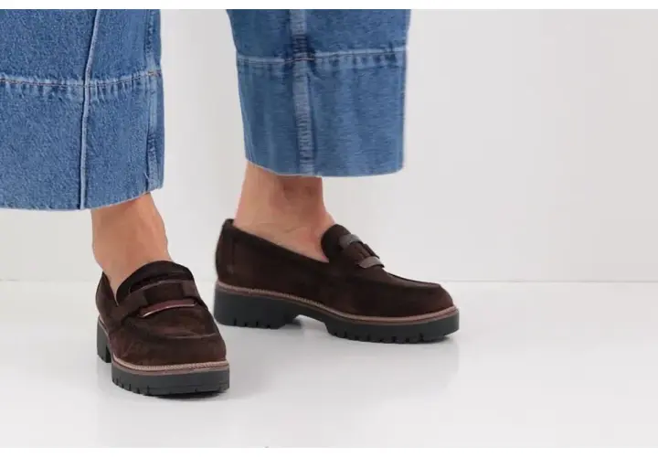Une tenue décontractée avec un jean et une élégante chaussure marron homme en daim.