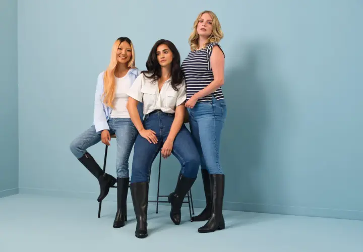 Trois femmes montrent comment porter des bottines avec un jean, un style polyvalent pour toutes les occasions.