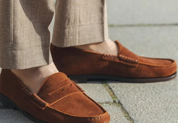 Des mocassins en cuir suédé, c'est quoi ? Une élégance décontractée pour un style estival.