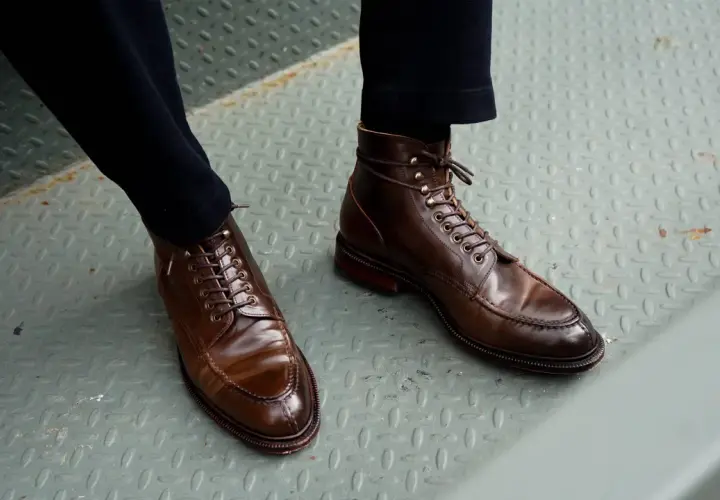 Bottes marron en cuir Horween, lacées, sur un sol métallique.