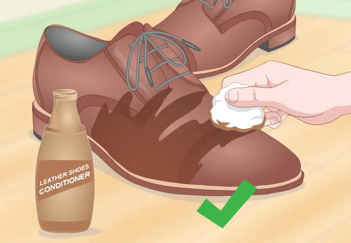 Application d'un conditionneur sur une chaussure en cuir pour éviter le cuir qui s'effrite.