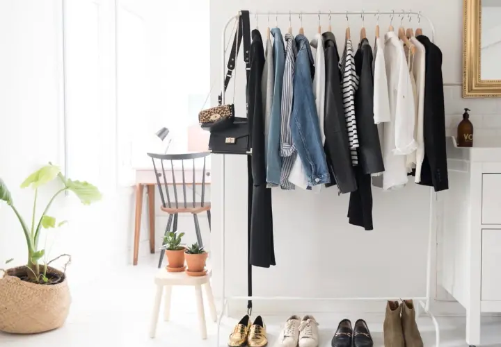 Pour refaire sa garde-robe, par quoi commencer ? Un portant rempli de vêtements chics, sacs et chaussures, prêt à inspirer.
