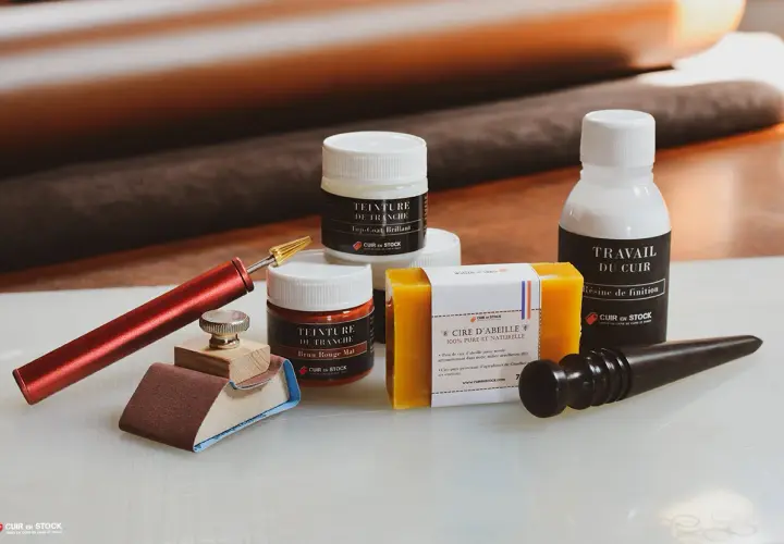 Outils pour travailler le cuir : teinture, cire d'abeille, résine de finition et un bloc pour poncer du cuir.