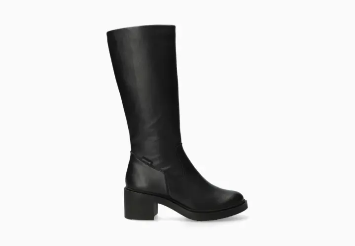 Une botte haute noire en cuir, parfaite pour compléter une tenue élégante. Elle possède un talon bloc et une semelle épaisse.