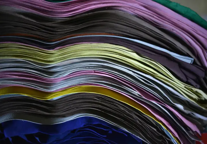 Pile de feuilles de cuir pleine fleur aux couleurs vives, formant des vagues douces.