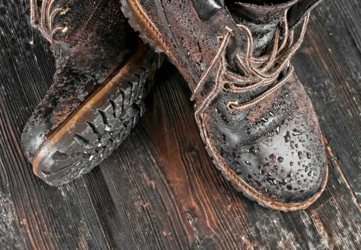 Bottes en cuir marron mouillées, prêtes à sécher rapidement.