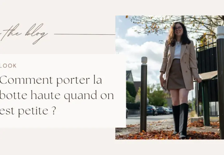 Une jeune femme montre comment porter des bottes hautes quand on est petite, avec un blazer et une jupe.