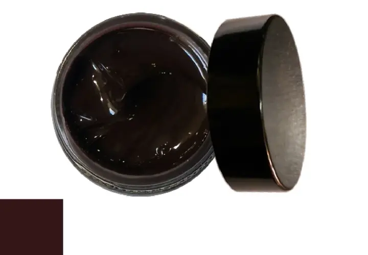 Pot de cirage marron foncé ouvert, avec son couvercle noir à côté. Idéal pour savoir comment enlever un cirage trop foncé.