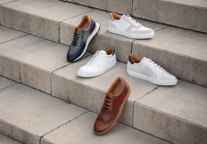Cinq paires de chaussures élégantes, dont une tenue classe avec basket femme, sont disposées sur des marches en béton.