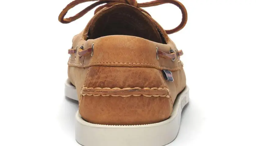Mocassin en cuir crazy horse, lacets marron, coutures apparentes, semelle blanche.