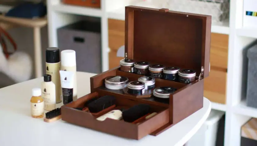 Coffret en bois pour l'entretien du cuir, avec crèmes, brosses et sprays. Idéal pour savoir comment nettoyer un blouson en cuir.