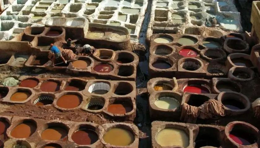 Des cuves remplies de pigments naturels montrent comment est fait le cuir. Des artisans travaillent dans ces bassins de teinture traditionnels.