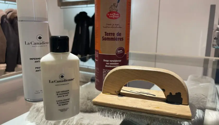 Produits La Canadienne pour un entretien perfecto cuir : lait nettoyant, imperméabilisant et terre de Sommières.