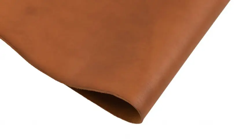 Un morceau de cuir tannage végétal, souple et d'une belle couleur noisette, prêt à être transformé en objet artisanal.
