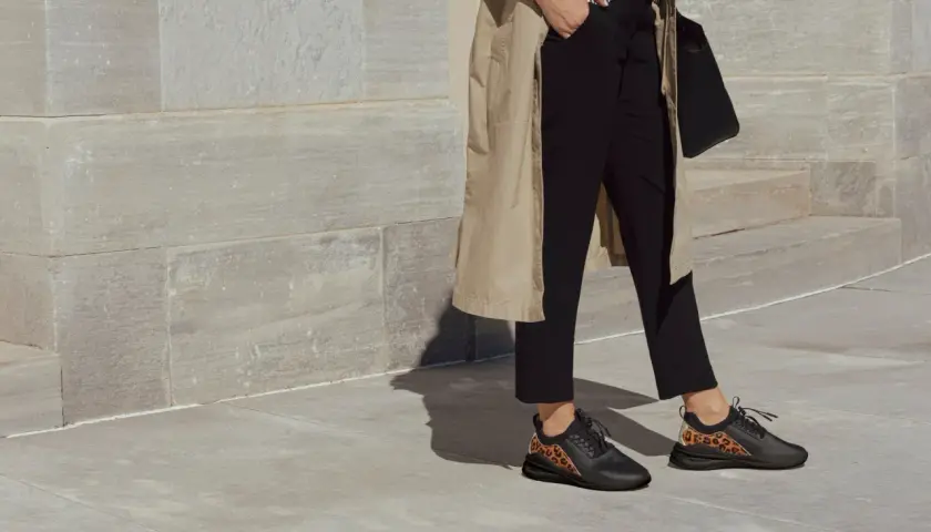 Quelles chaussures avec une combinaison noire ? Des baskets noires avec des détails léopard, parfaites pour un look chic et audacieux.