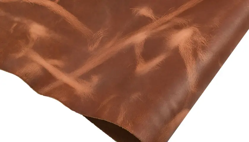Un morceau de cuir pull up brun, avec des reflets et des marques naturelles, prêt à être transformé.