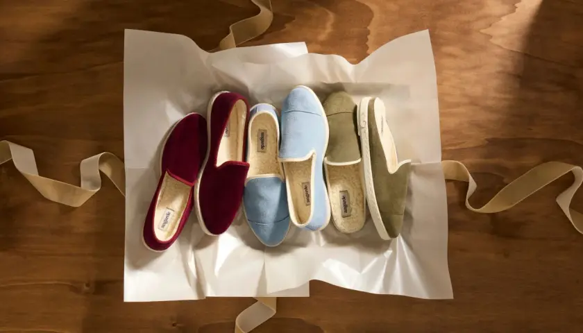 Chaussures d'intérieur confortables en matière suède, de couleur bordeaux, bleu ciel et kaki, doublées de sherpa.