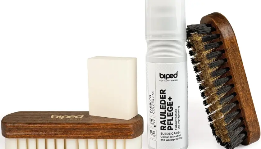 Kit d'entretien pour chaussures en nubuck : brosse en bois, éponge et spray de soin incolore pour un aspect animal préservé.