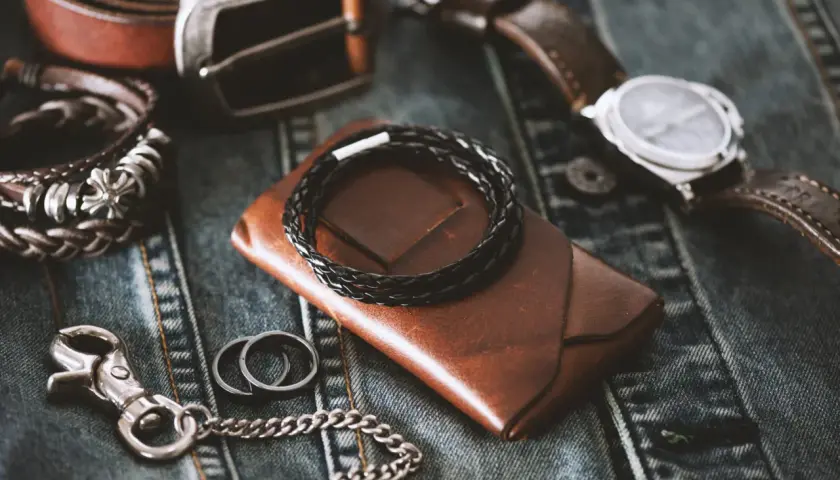 Accessoires en cuir : montre, ceinture, portefeuille, bracelets et bague. Apprenez comment nettoyer un bracelet en cuir pour le garder comme neuf.