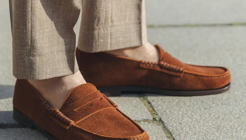 Des mocassins en cuir suédé, c'est quoi ? Une élégance décontractée pour un style estival.