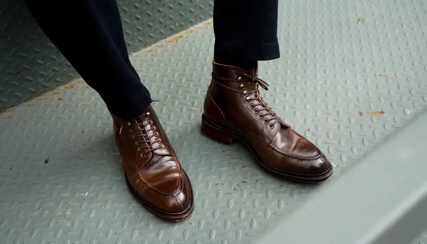 Bottes marron en cuir Horween, lacées, sur un sol métallique.