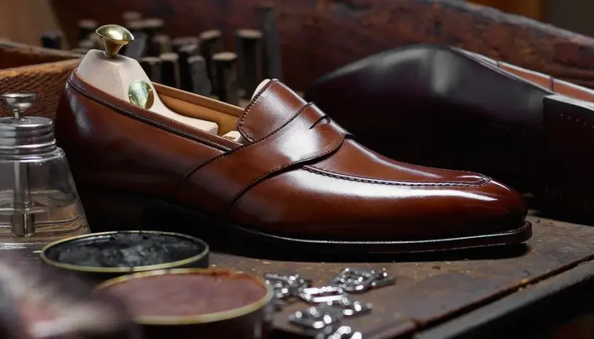 Un élégant mocassin en cuir marron, prêt à être lustré. Ce type de mocassin est un classique intemporel.