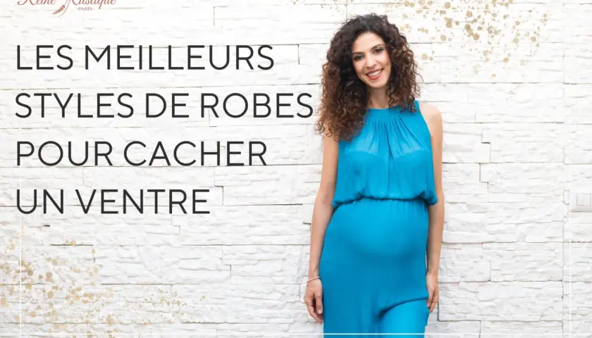 Une femme enceinte porte une robe bleue fluide, idéale pour savoir comment s'habiller quand on a du ventre.