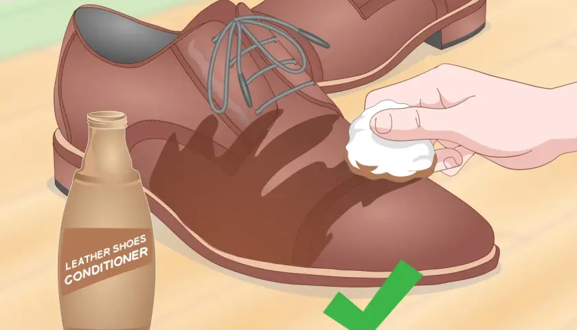 Application d'un conditionneur sur une chaussure en cuir pour éviter le cuir qui s'effrite.