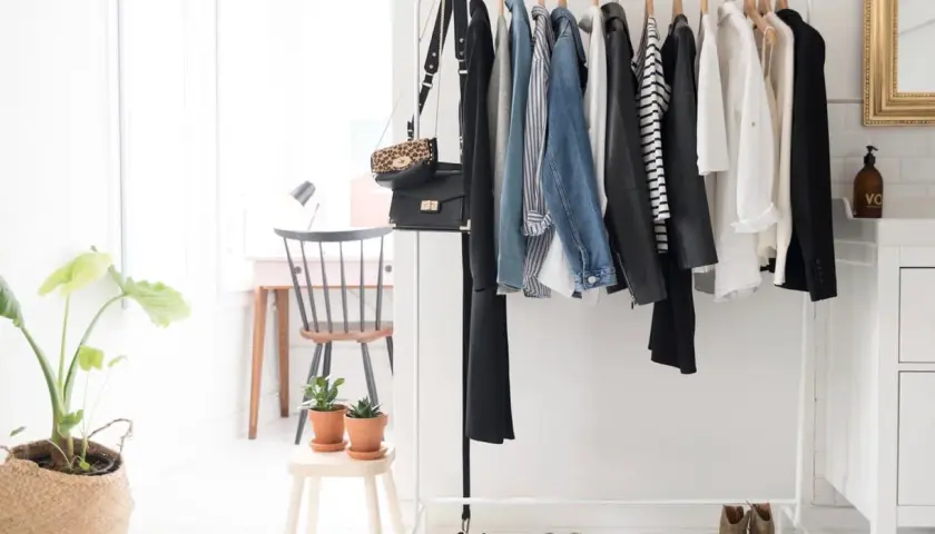 Pour refaire sa garde-robe, par quoi commencer ? Un portant rempli de vêtements chics, sacs et chaussures, prêt à inspirer.