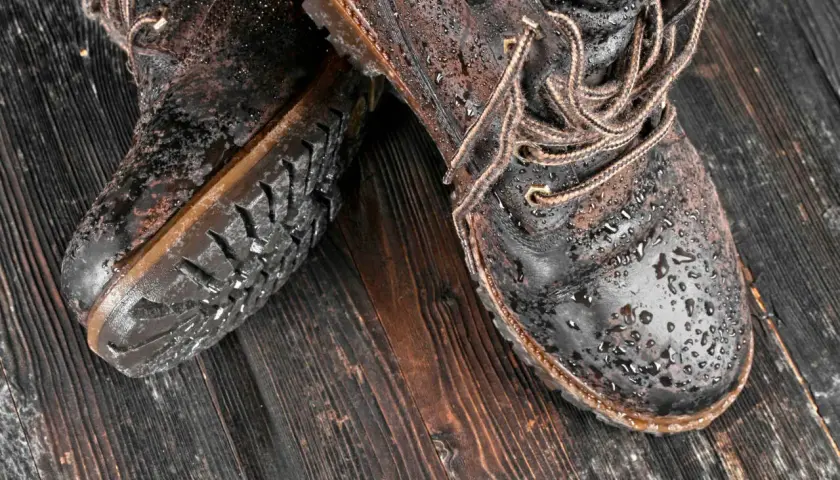 Bottes en cuir marron mouillées, prêtes à sécher rapidement.