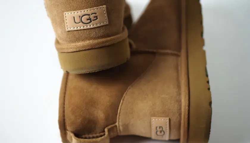 Une tenue confortable avec des bottes UGG camel. La douceur du daim et la couleur chaude évoquent le bien-être.