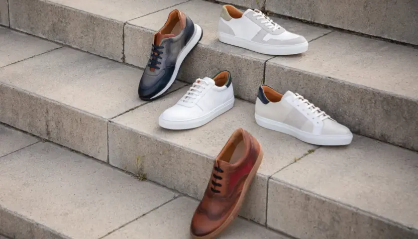 Cinq paires de chaussures élégantes, dont une tenue classe avec basket femme, sont disposées sur des marches en béton.