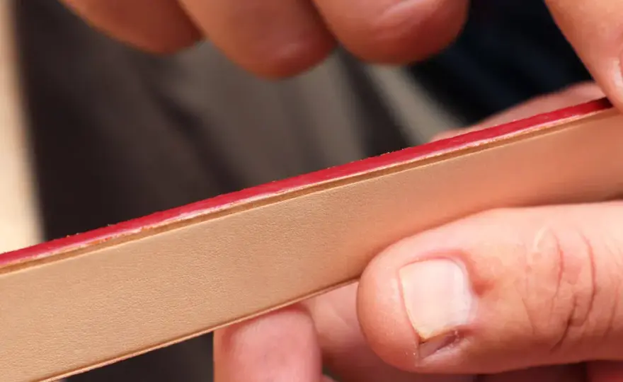 Teinture de tranche cuir - La méthode pro pour un bord parfait