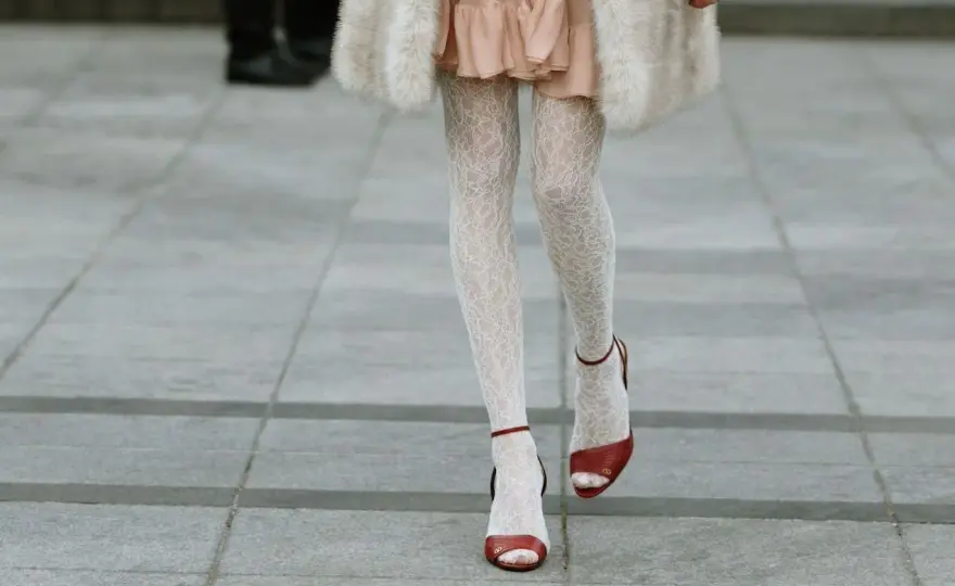 Chaussures ouvertes et collants - Le guide pour un look réussi