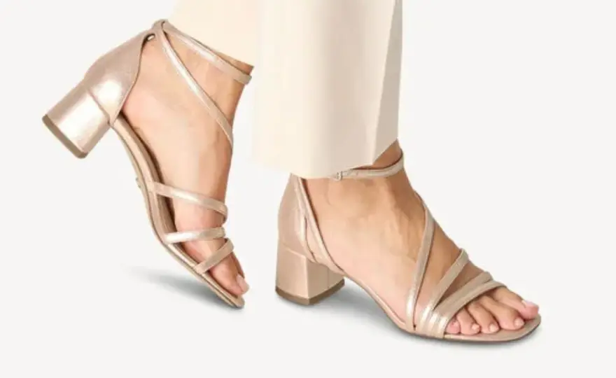 Vernis avec chaussures dorées - Le guide pour un look équilibré