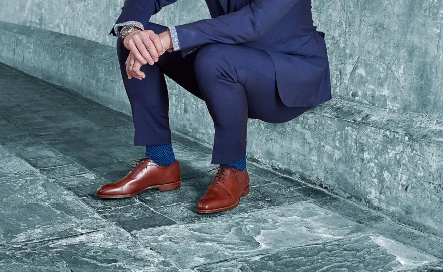 Chaussures noires et costume bleu - Le guide ultime