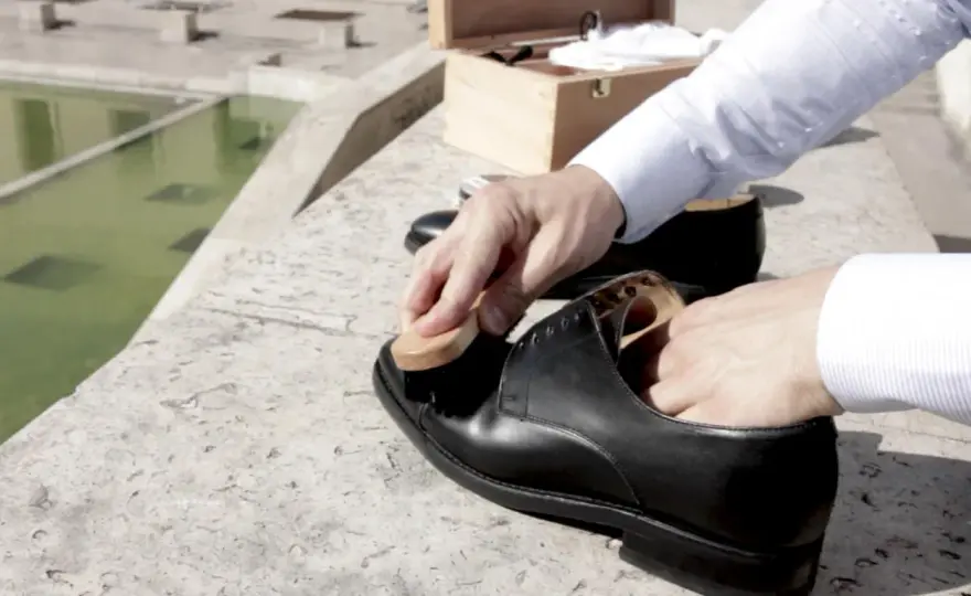 Faire briller ses chaussures en cuir - Le guide complet
