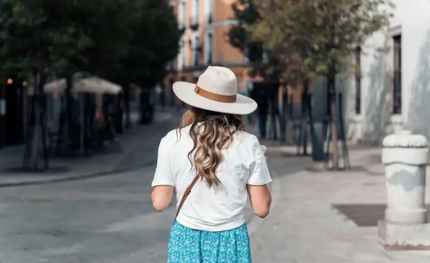 Quelle couleur porter quand il fait chaud ? Matière et style