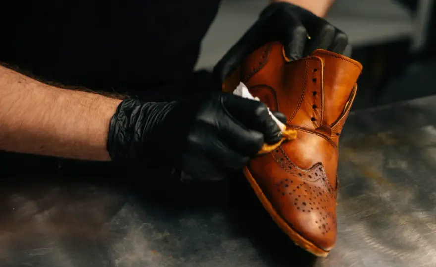 Nettoyer Chaussures Simili Cuir - Guide Complet et Astuces